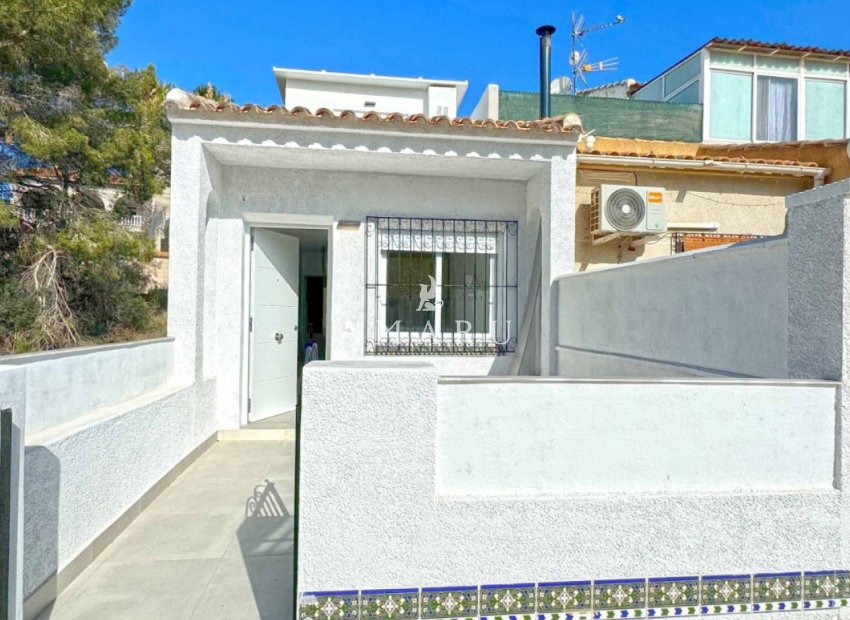 Resale - house -
Orihuela Costa - Villamartín