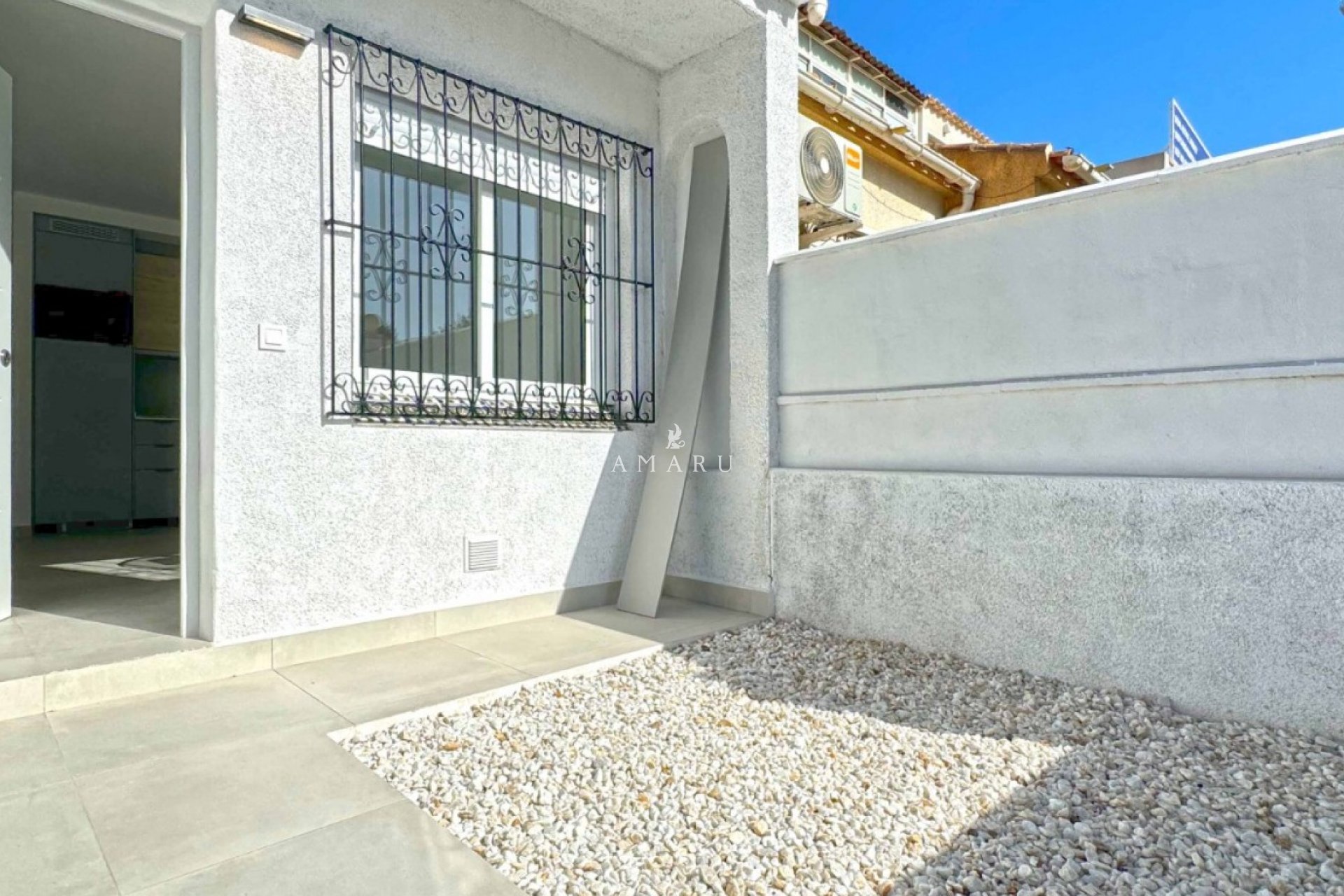 Resale - house -
Orihuela Costa - Villamartín