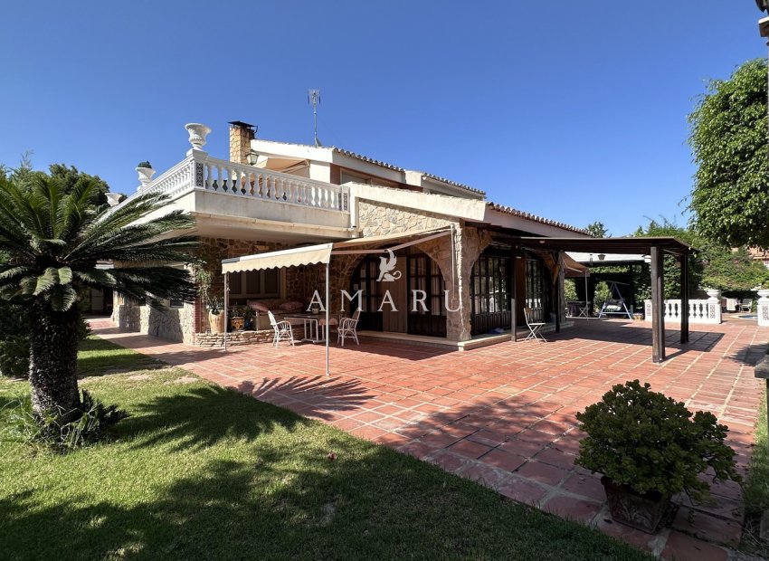 Resale - Villa -
Elche