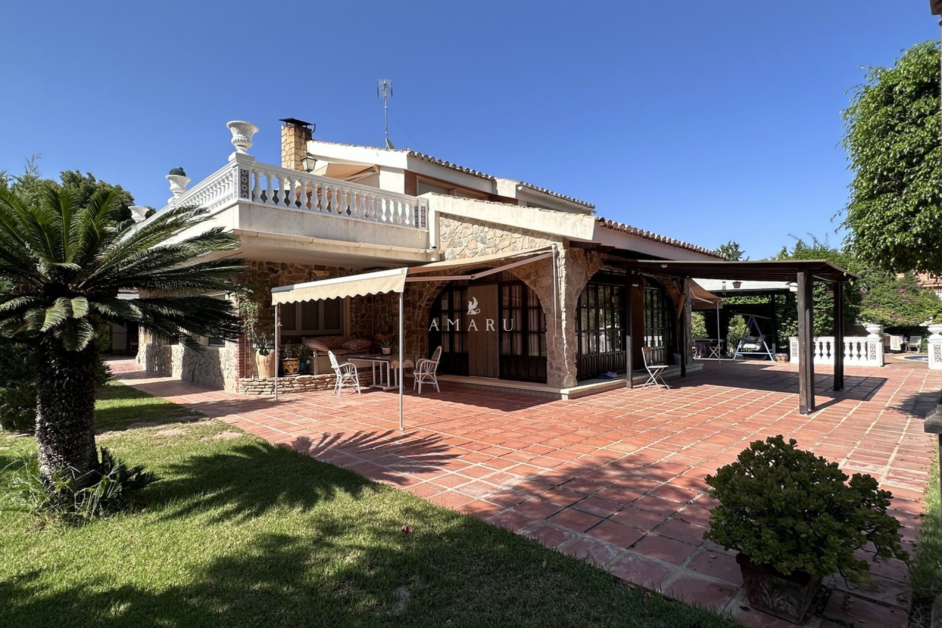 Resale - Villa -
Elche