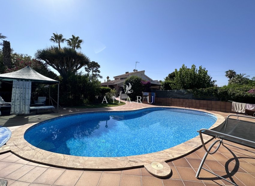 Resale - Villa -
Elche