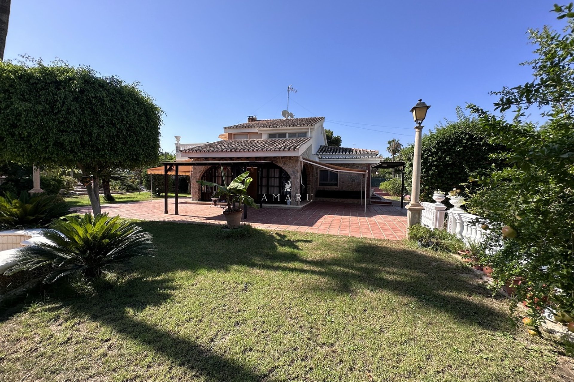 Resale - Villa -
Elche