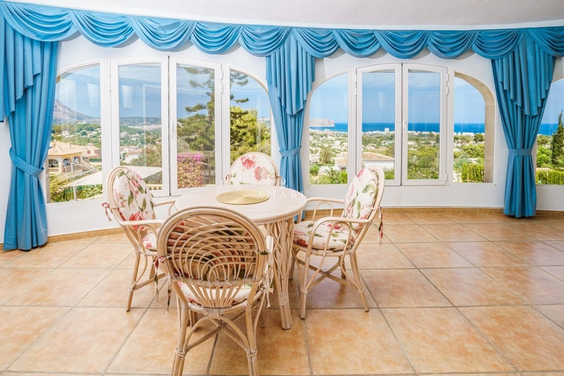 Resale - Villa -
Jávea - Montgó