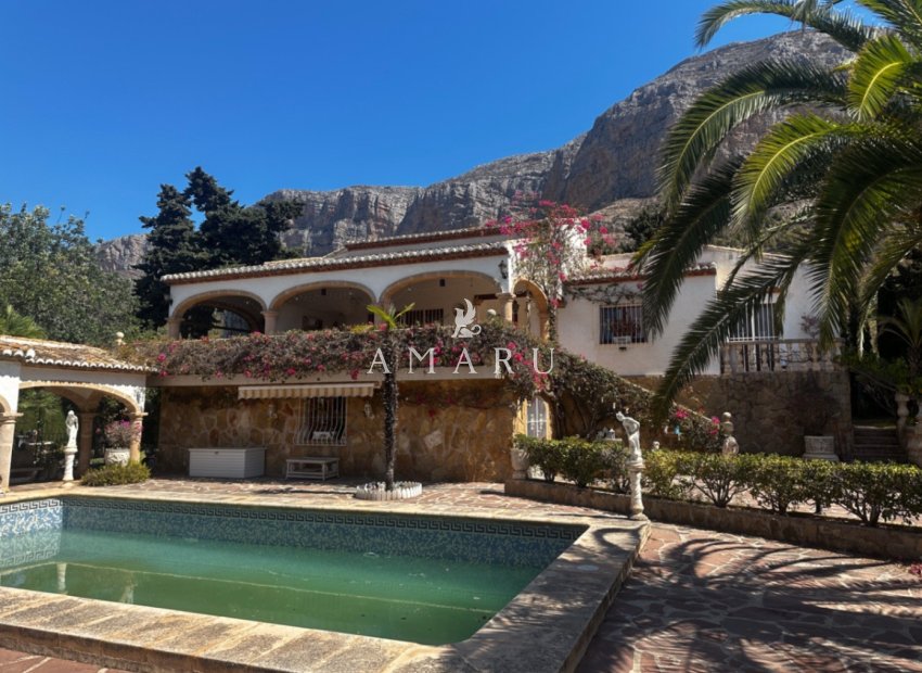 Resale - Villa -
Jávea - Montgó