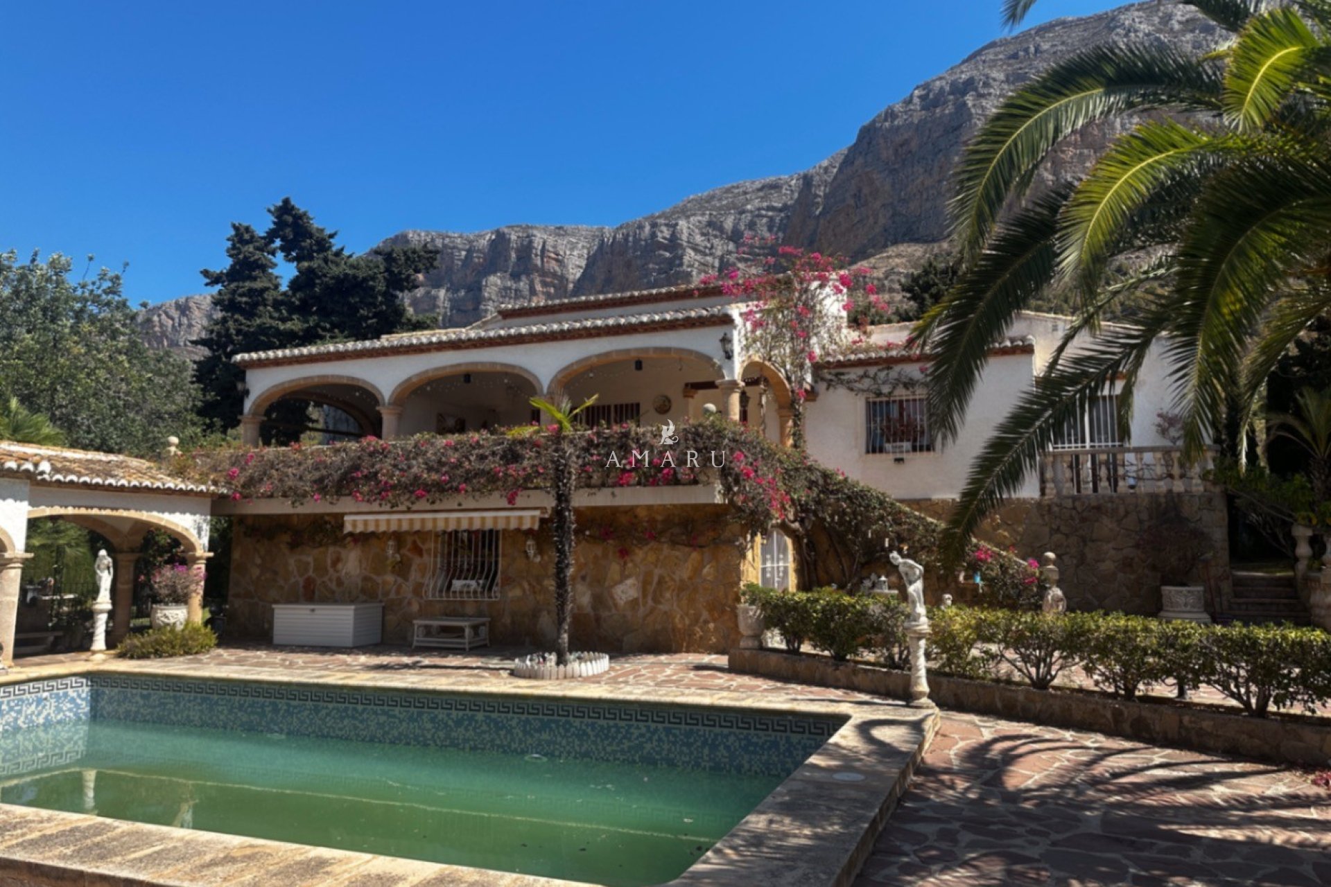 Resale - Villa -
Jávea - Montgó