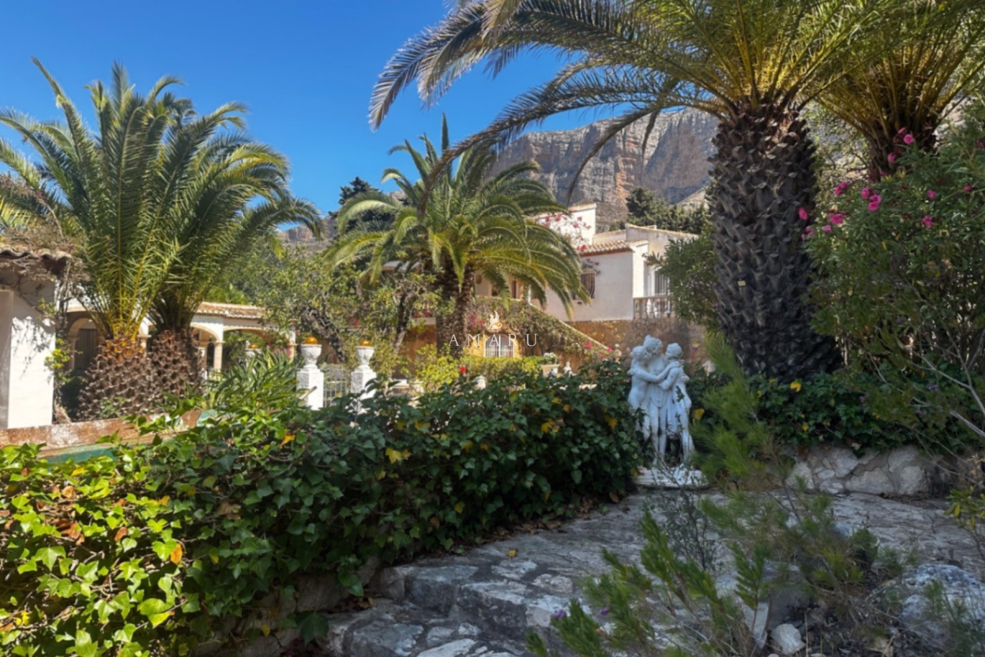 Resale - Villa -
Jávea - Montgó