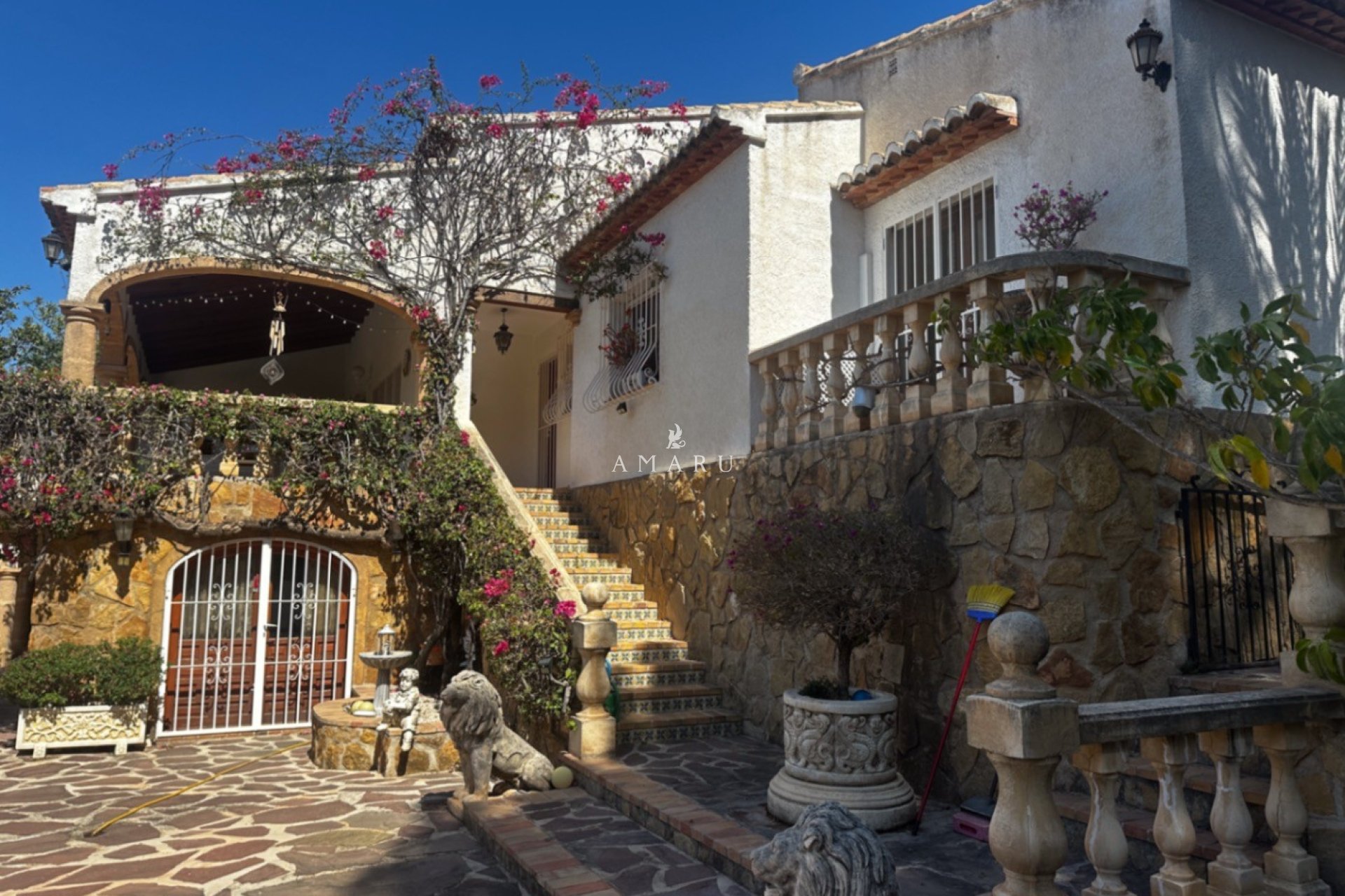 Resale - Villa -
Jávea - Montgó