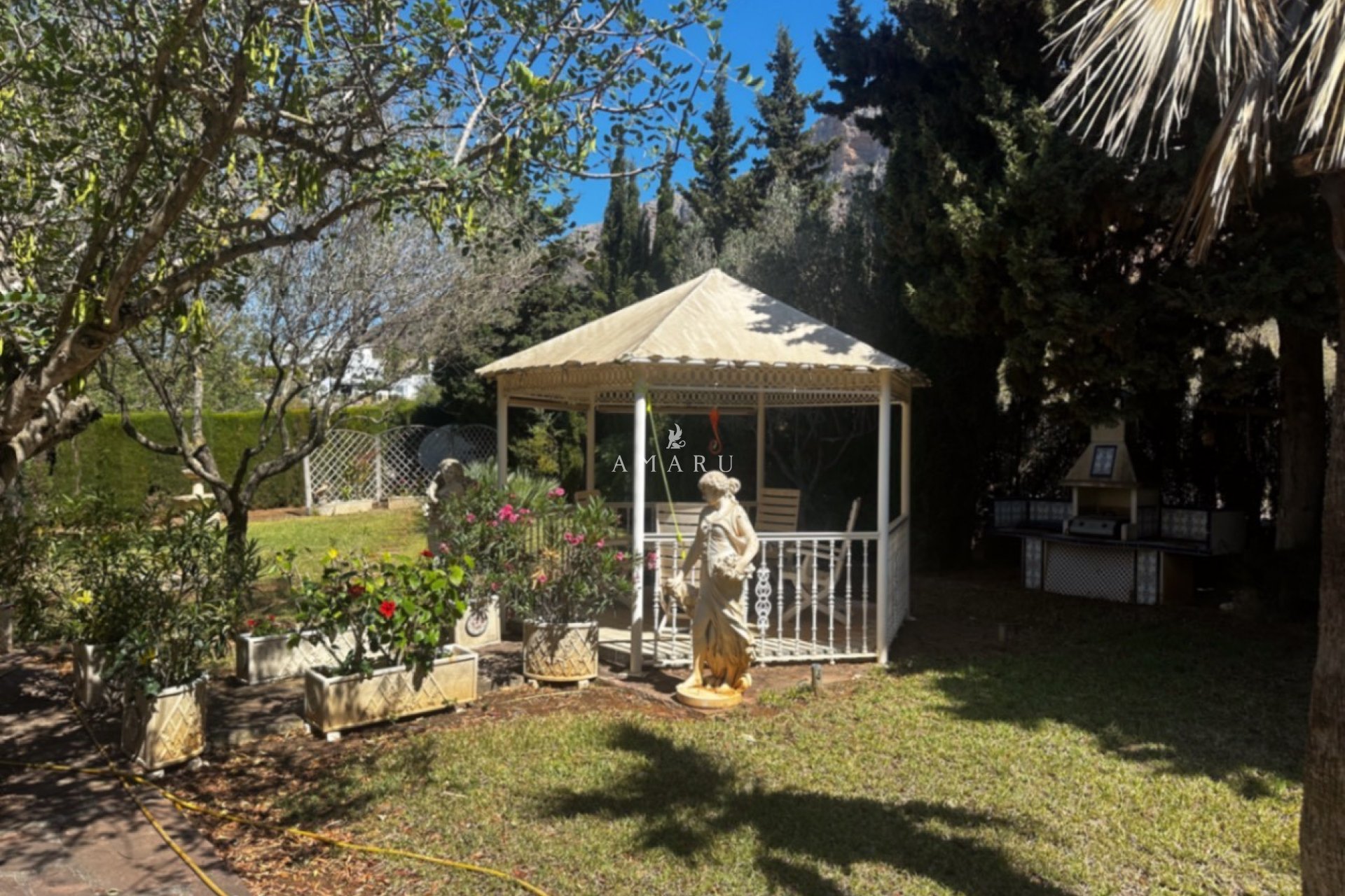 Resale - Villa -
Jávea - Montgó