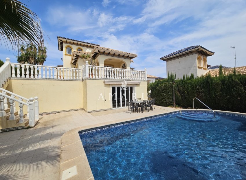 Resale - Villa -
Playa Flamenca