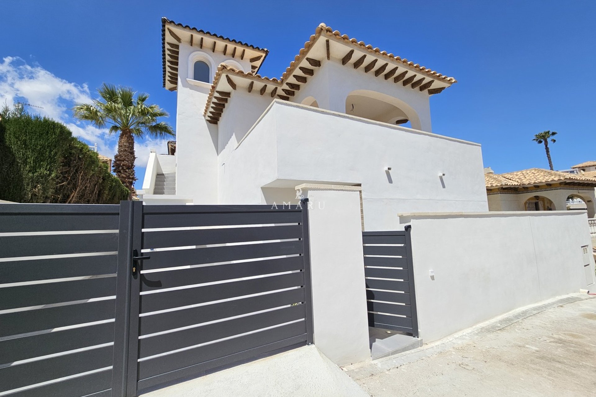 Resale - Villa -
Playa Flamenca