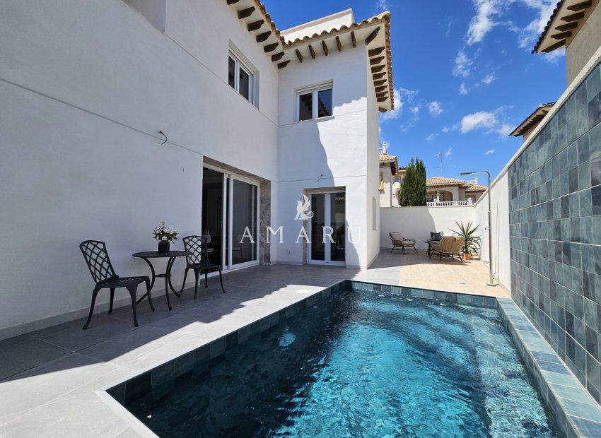 Resale - Villa -
Playa Flamenca