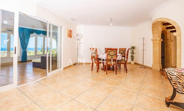 Resale - Villa -
Jávea - Montgó